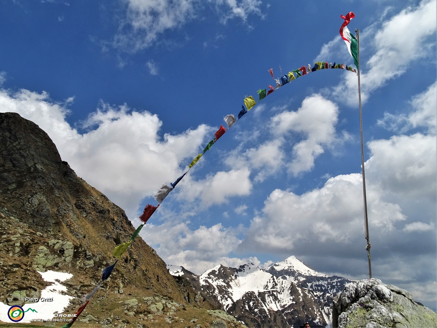80 Al rif. Balicco sventola il tricolore con vista sul Monte Cavallo.JPG